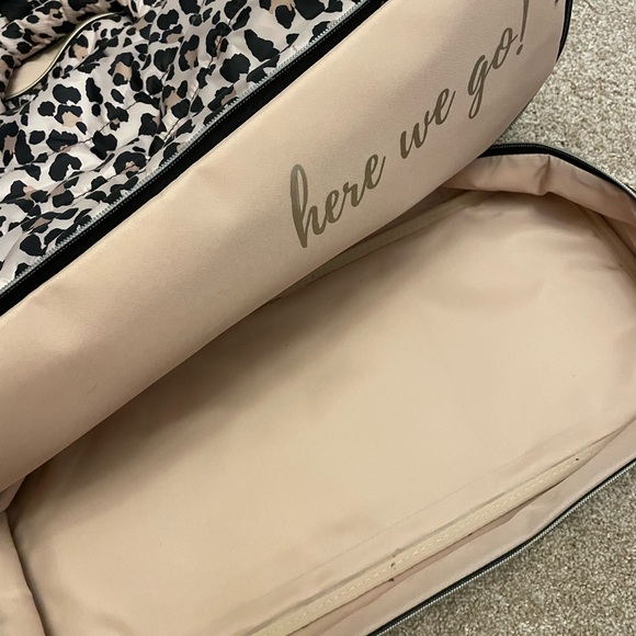 Itzy Ritzy Weekender bag in cheetah - Picture 2 of 11